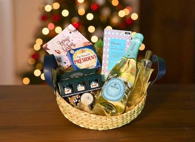 Cesta com queijos, vinho branco, chocolates e cartões comemorativos