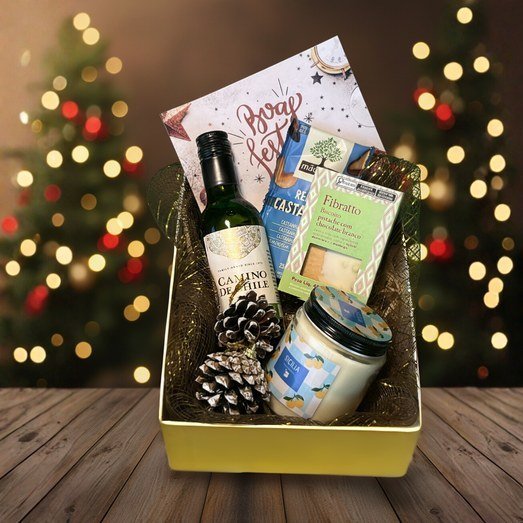 Box com vinho tinto, biscoitos, queijo e cartão de boas festas