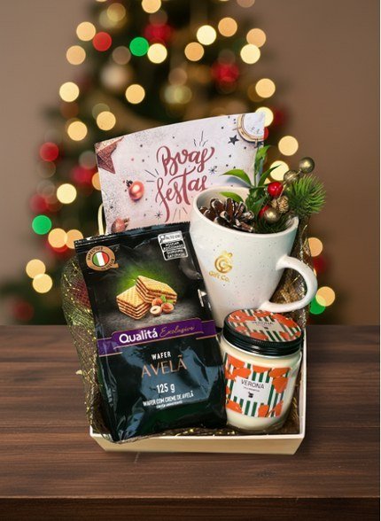 Box com canecas natalinas, café moído, doces e cartão ilustrado