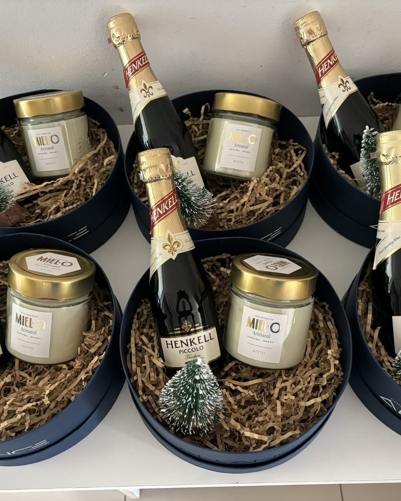 Lote de caixas da Construtora Alcance com espumante, vela aromática e pinheirinho