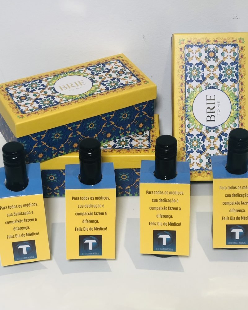 Caixas azulejadas Brie To Me e vinhos com tag personalizada de Dia do Médico