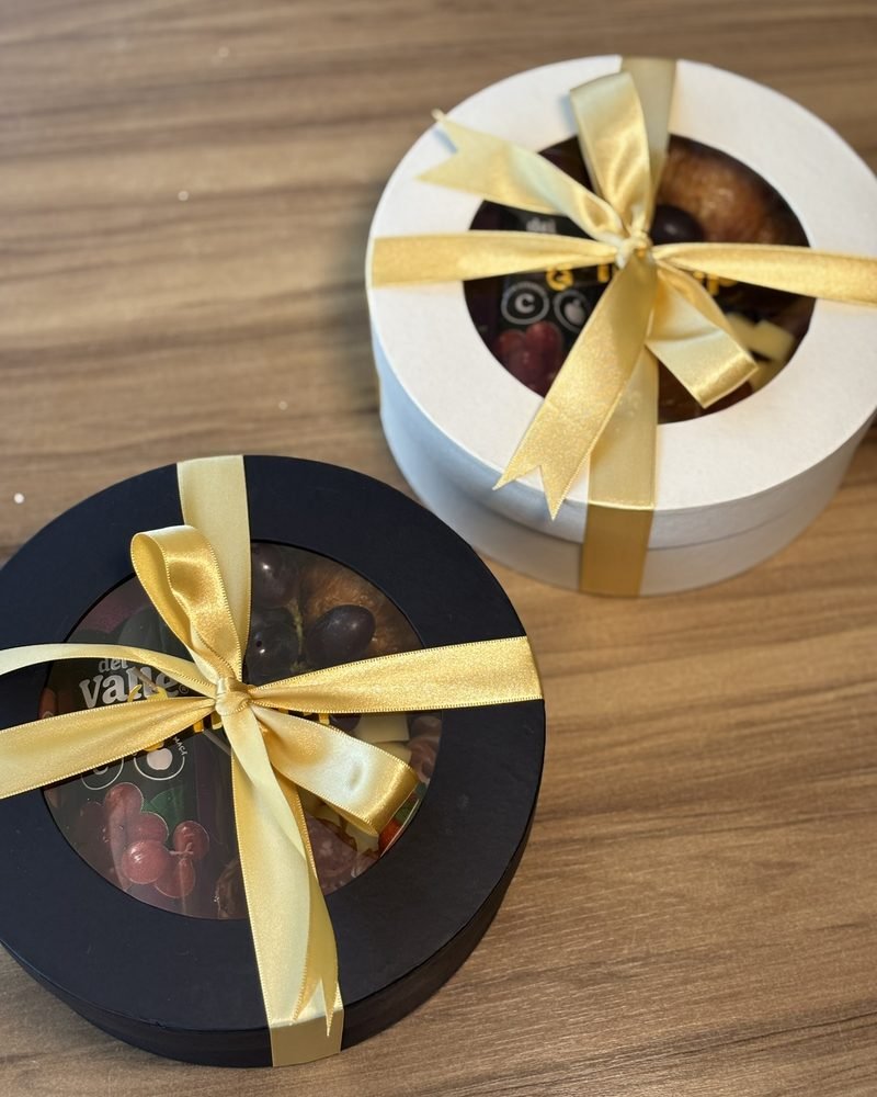 Caixas preta e creme com visor e laço dourado