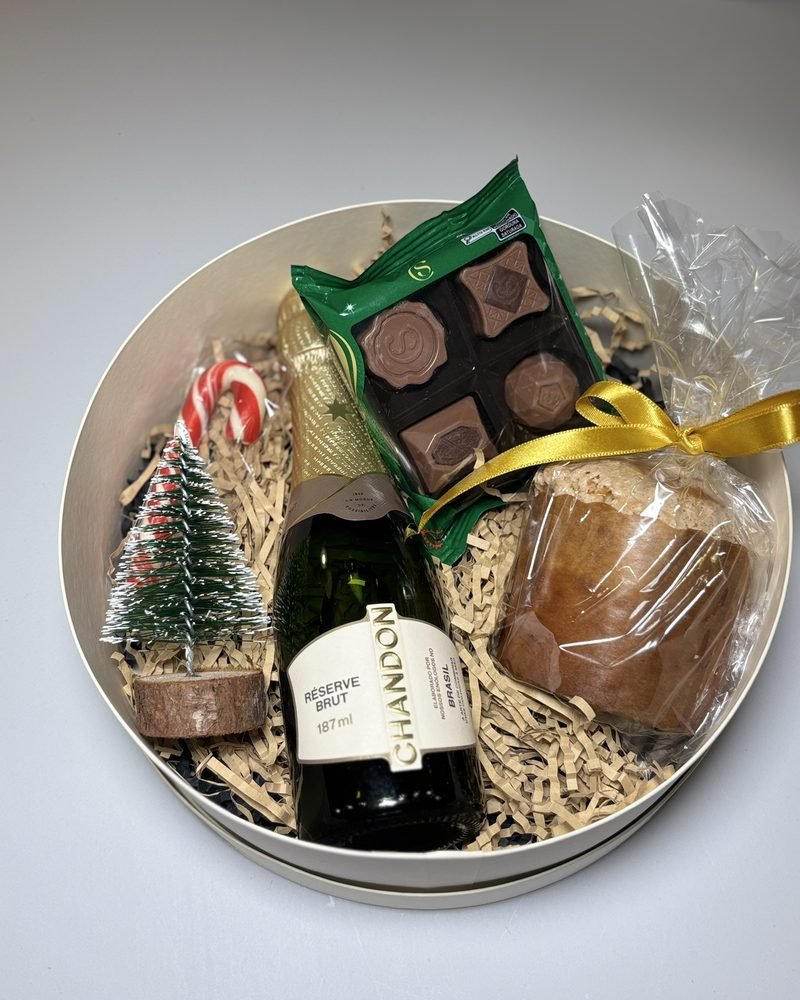 Caixa redonda com espumante, chocolates, panetone e pinheirinho