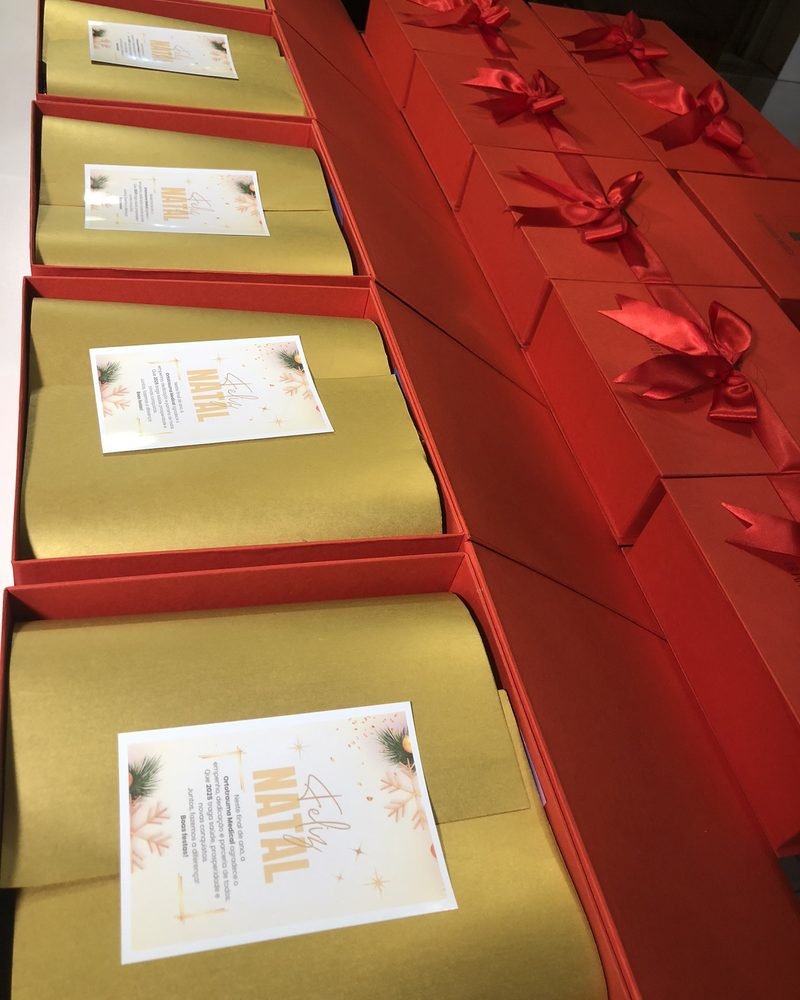 Caixas vermelhas com laço e cartão de Natal personalizado