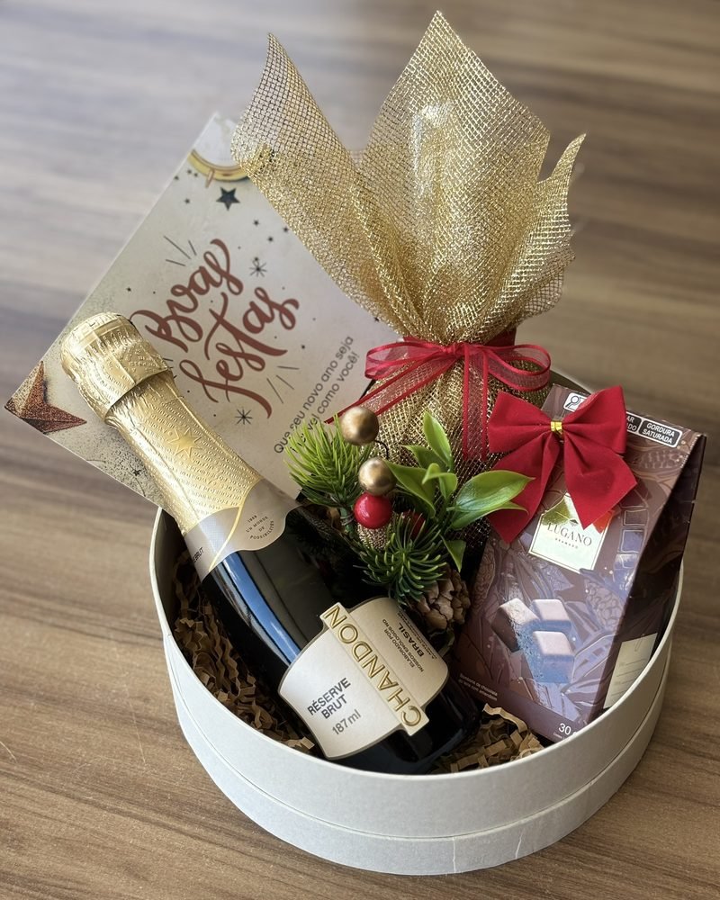 Presente de Boas Festas com espumante, chocolates e enfeites