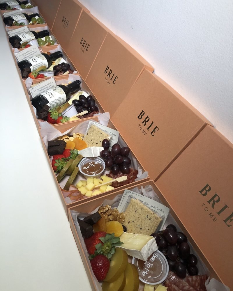 Boxes Brie To Me com frios, queijos, frutas e vinho