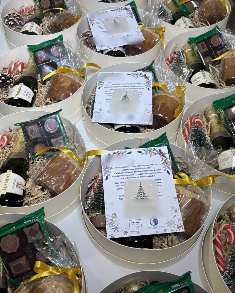 Caixas com espumante, panetone, chocolates e cartão personalizado da Fisio Mod