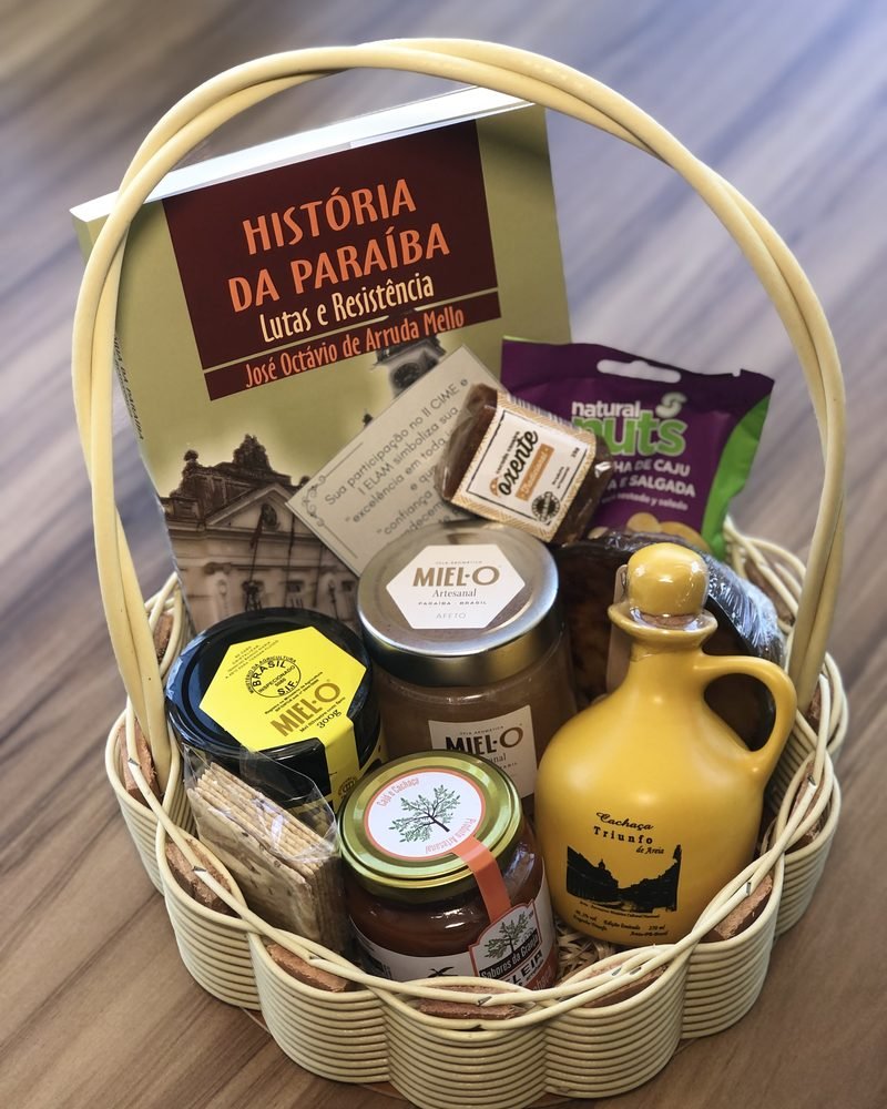 Cesta regional com livro sobre a Paraíba, mel e itens gourmet
