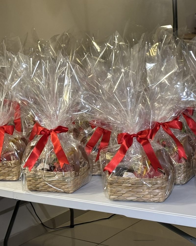Cestas embaladas com laço vermelho, prontas para entrega