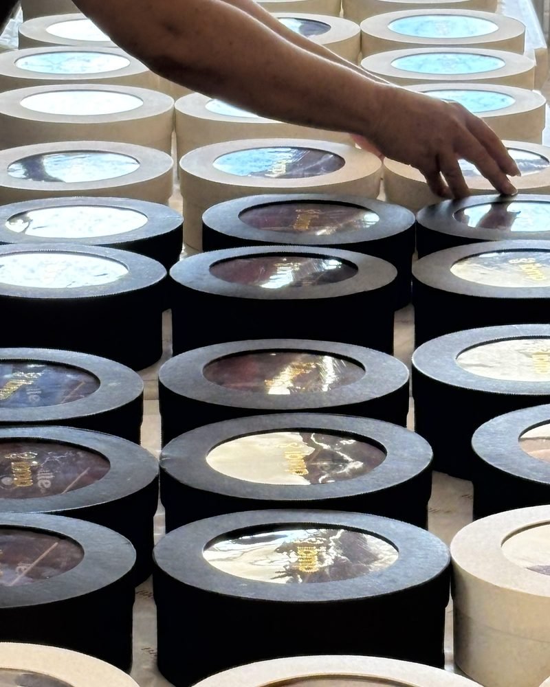 Caixas com visor sendo finalizadas para entrega