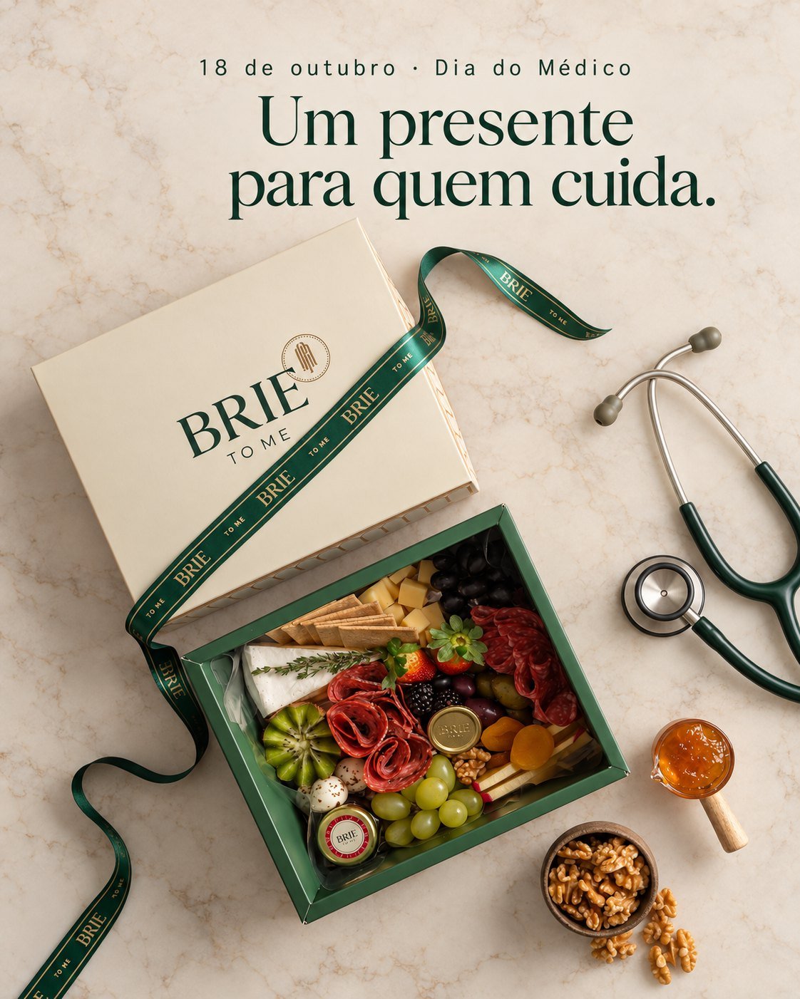 Caixa Brie To Me aberta com frios, queijos e frutas, ao lado de um estetoscópio, para o Dia do Médico